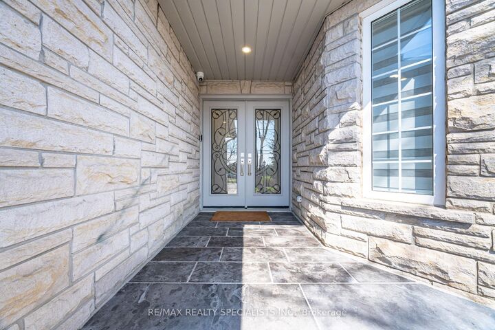 Property Photo: 57 Fairview Road W ON L5B 1K7