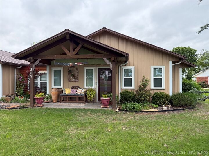Property Photo: 807 S Ross Avenue OK 74434
