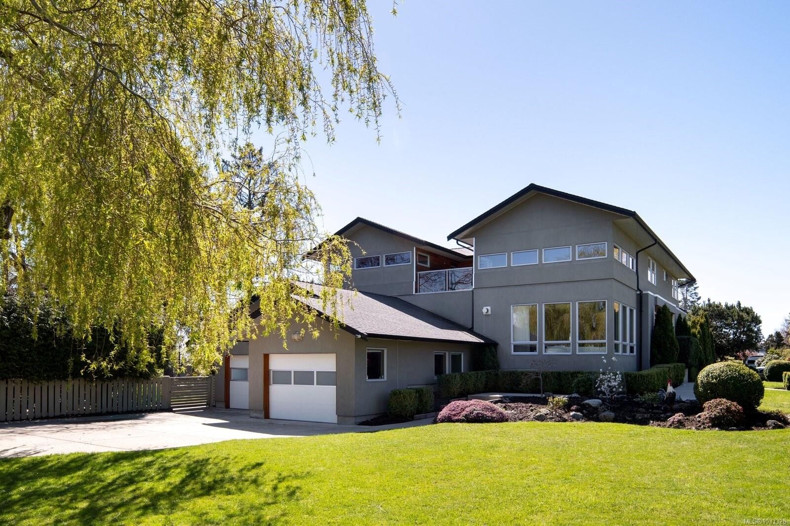 Property Photo: 2835 Lincoln Rd BC V8R 6A8
