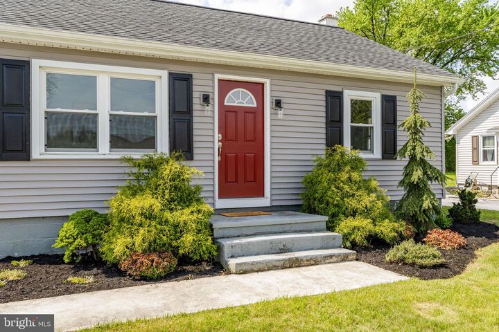 Property Photo:  15 W Market Street  PA 17067 