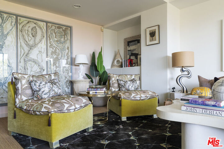 Property Photo:  818 N Doheny Dr  CA 90069 