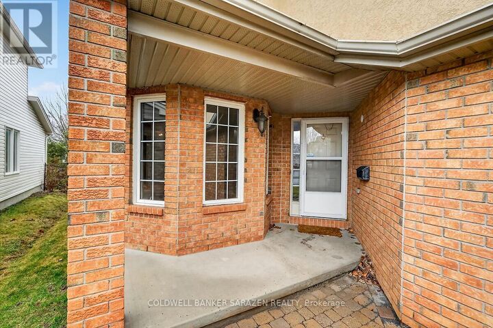 Property Photo:  33 Rialto Way  ON K1T 4B3 