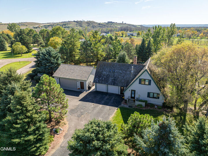 Property Photo:  2001 Sherman Drive  ND 58504 