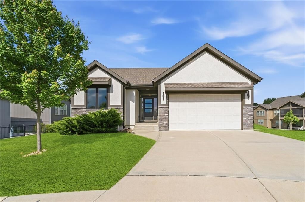 Property Photo:  4910 NW Ridgewood Court  MO 64150 