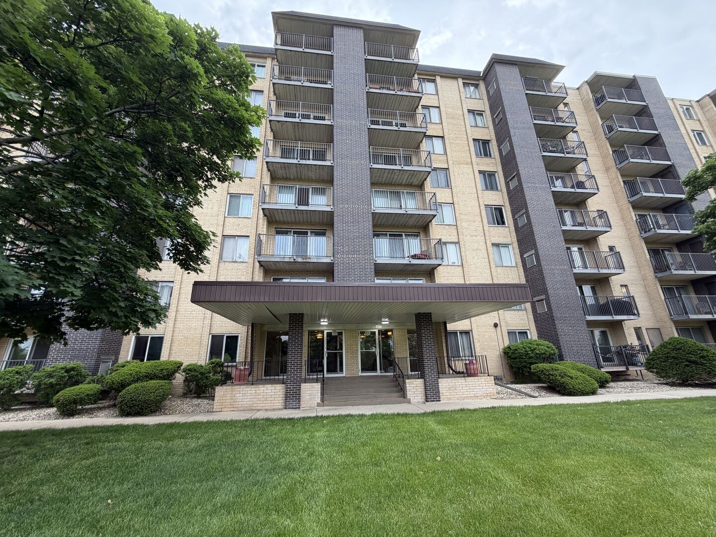 Property Photo: 5400 Walnut Avenue 803 IL 60515