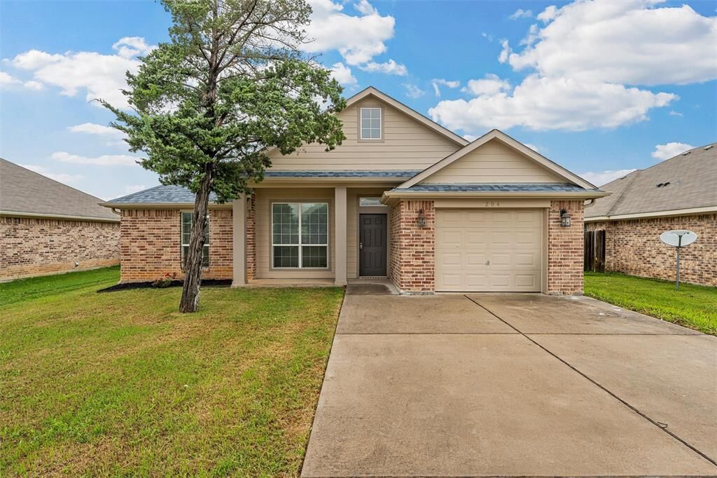 Property Photo: 204 Hawk Ridge TX 76705