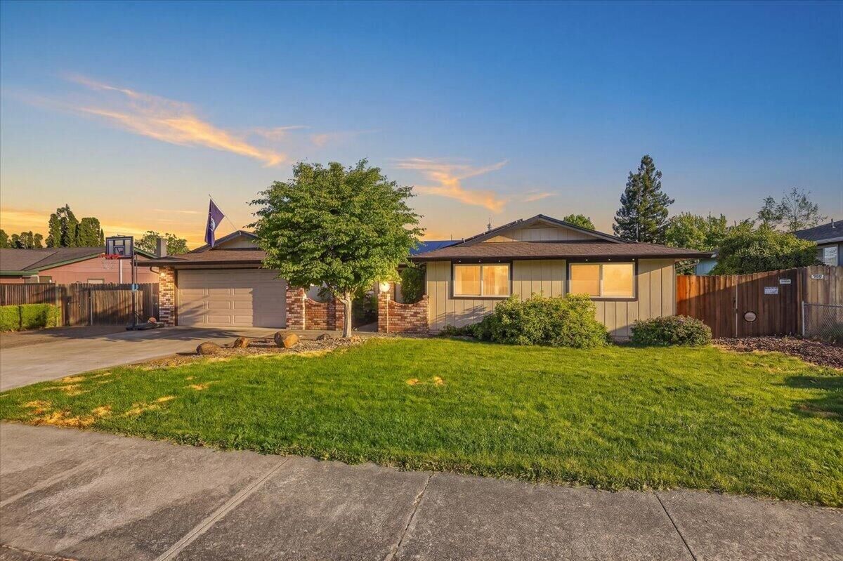 Property Photo:  2573 Eaton Drive  OR 97504 