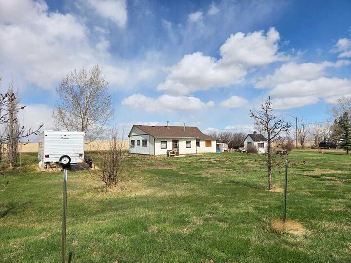Property Photo: 124 6 Avenue N AB T0L 0R0