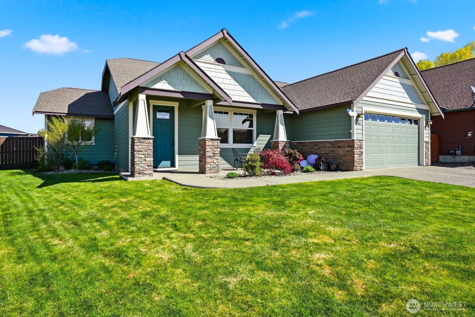 Property Photo:  607 W Lilac Way  WA 98926 