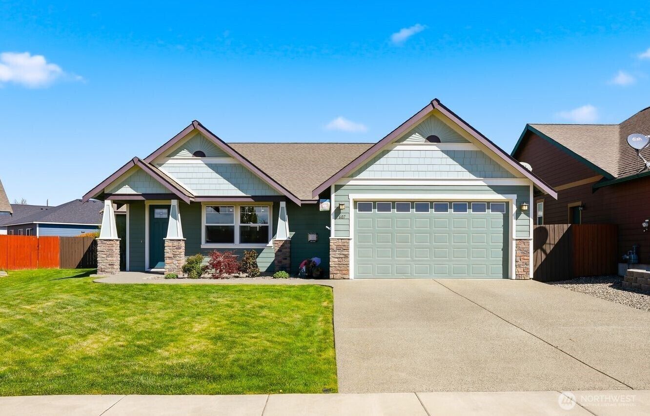Property Photo:  607 W Lilac Way  WA 98926 