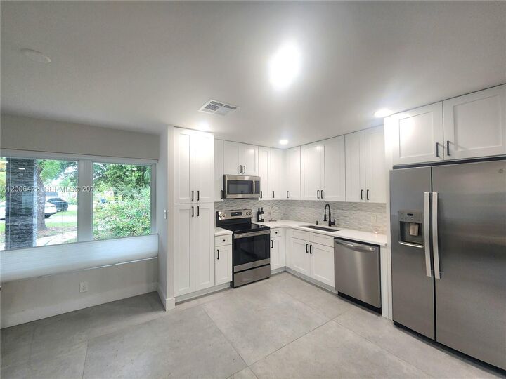 Property Photo: 141 NE 30th St FL 33334