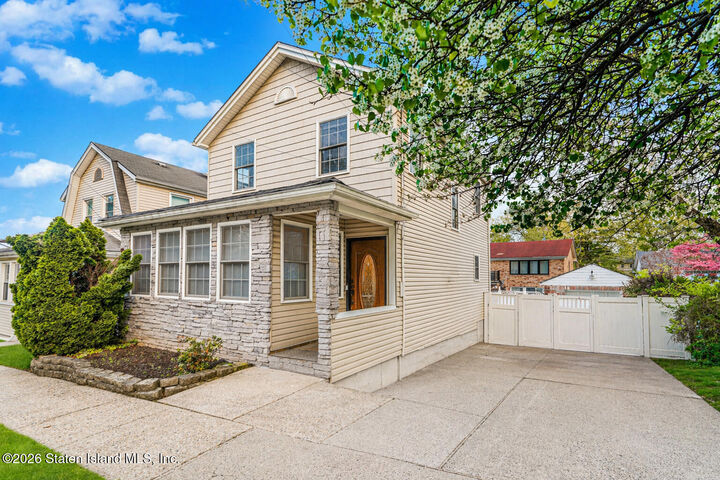 Property Photo:  148 Spring Street  NY 10304 