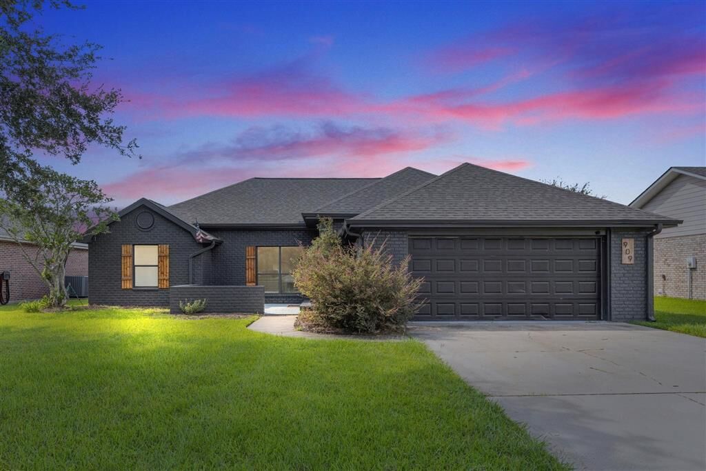 Property Photo:  909 Aberdeen  LA 70605 