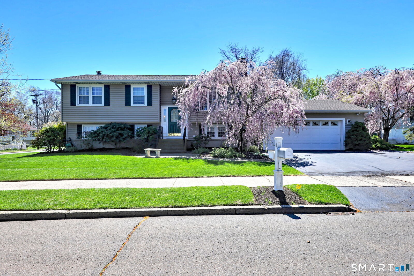 Property Photo:  4 Dora Drive  CT 06513 