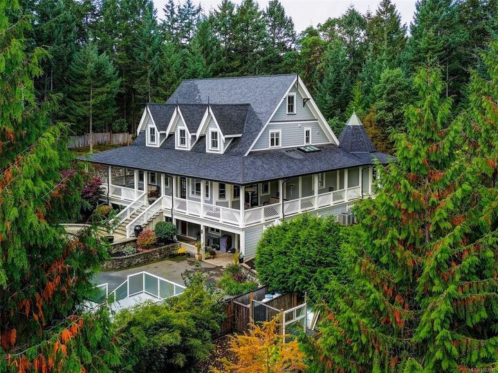 Property Photo: 643 Southwood Dr BC V9B 6R9