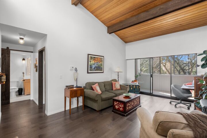 Property Photo: 5553 16 Avenue 301 BC V4M 2H7