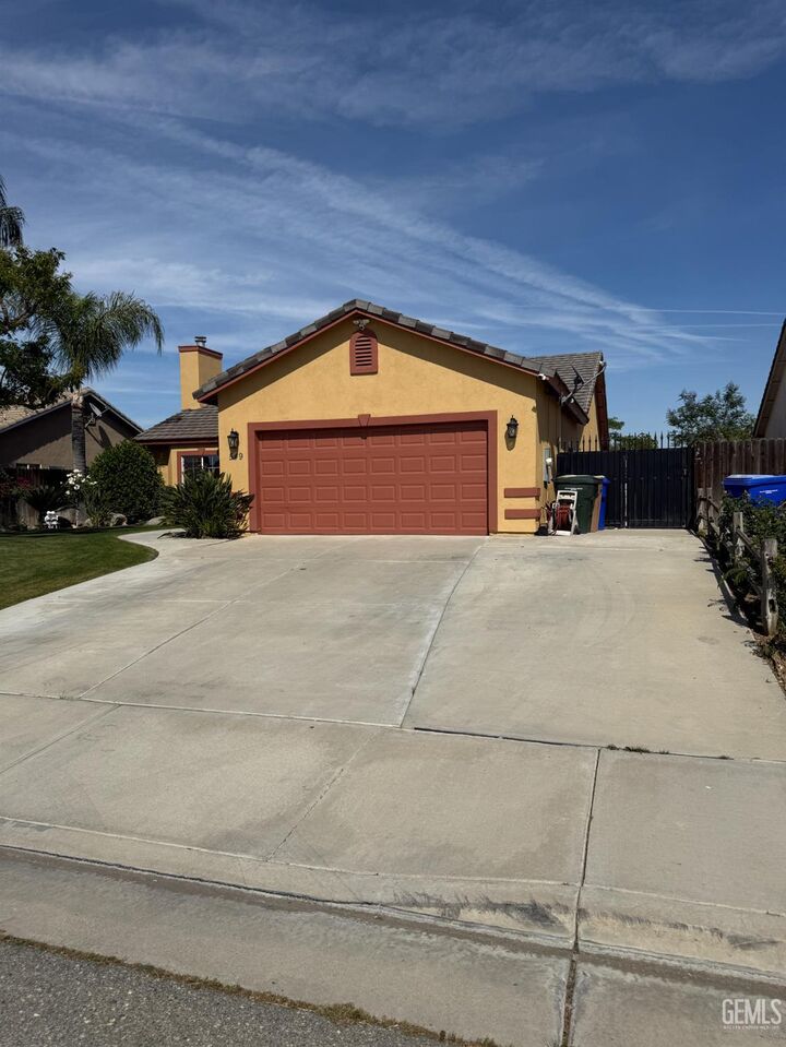 Property Photo:  
