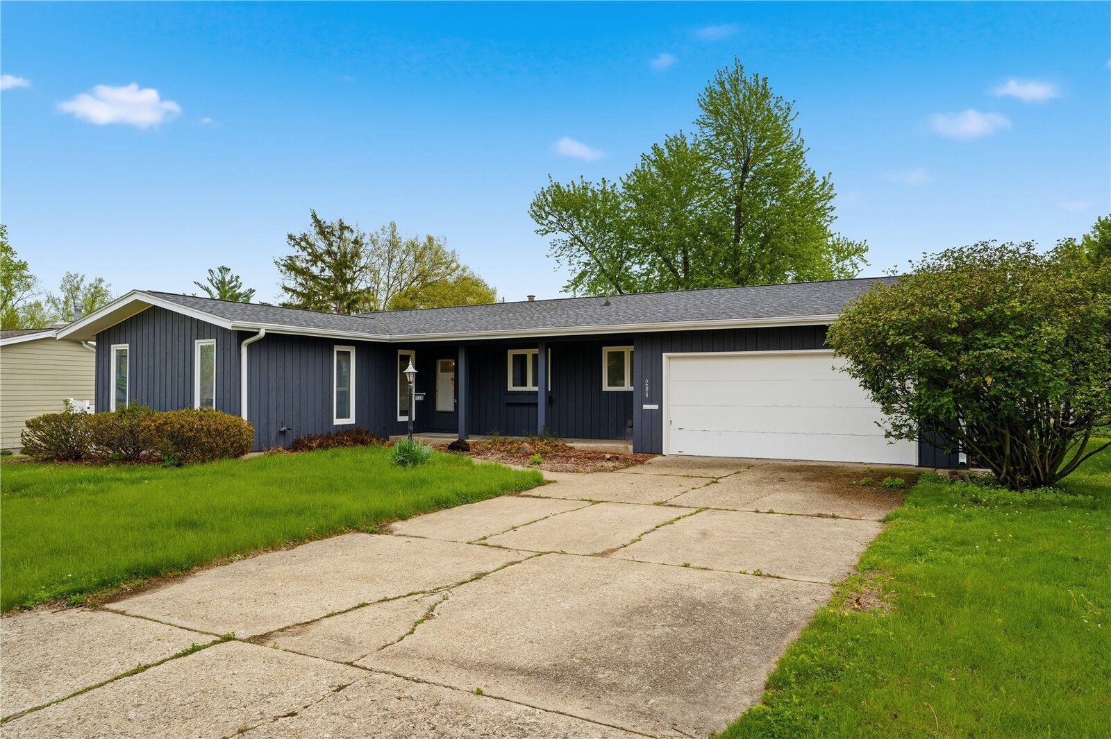 Property Photo:  284 Indiandale Road SE  IA 52403 
