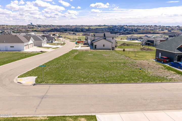 Property Photo:  4407 Elk Ridge Drive  ND 58503 