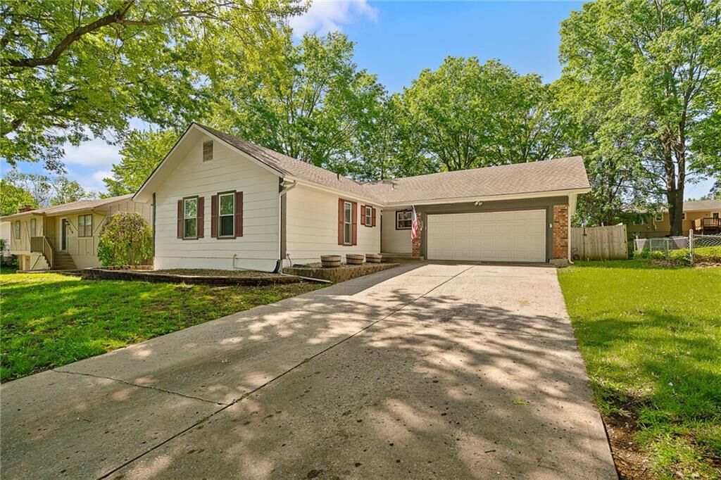 Property Photo: 220 SW Richwood Lane MO 64014