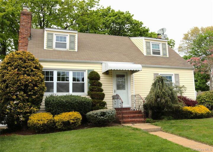 Property Photo:  8 Garden Place  NY 11566 