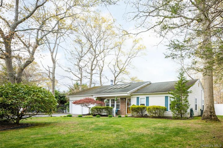 Property Photo:  4 Mount Oak Place  NY 11961 