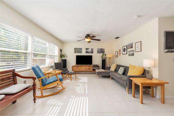 Property Photo:  530 NE 10th Street  FL 32601 