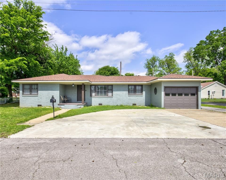 Property Photo:  209 E Pine St  MO 63845 