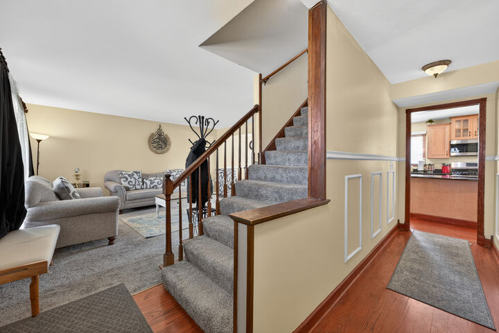 Property Photo:  376 Canyon Trail  IL 60188 