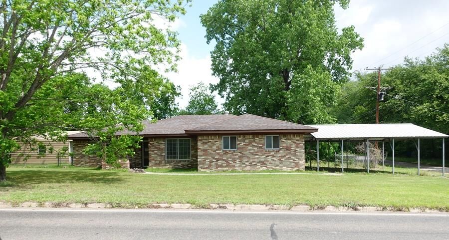 Property Photo:  206 E Second St  TX 75939 