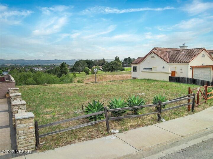 Property Photo: 913 Clemens Way CA 93436