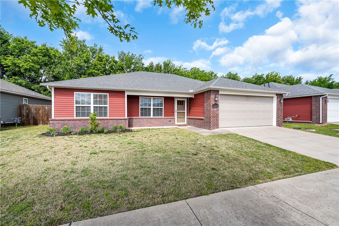 Property Photo:  1223 S Springfield Drive  AR 72704 