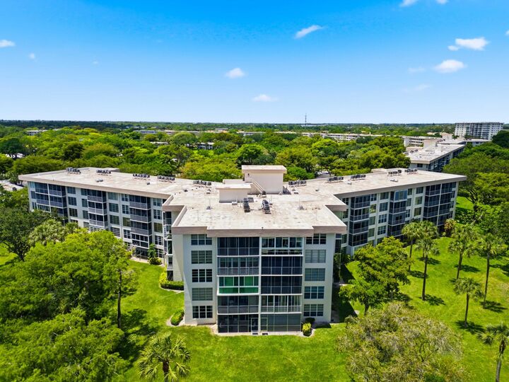 Property Photo:  3800 Oaks Clubhouse Drive 106  FL 33069 