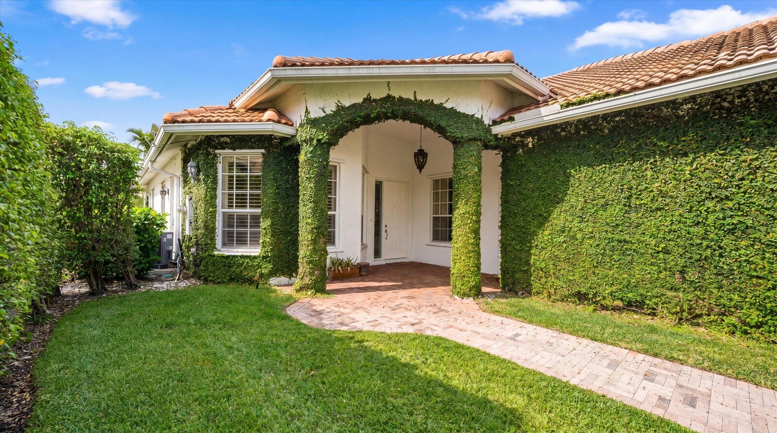 Property Photo:  2920 Twin Oaks Way  FL 33414 