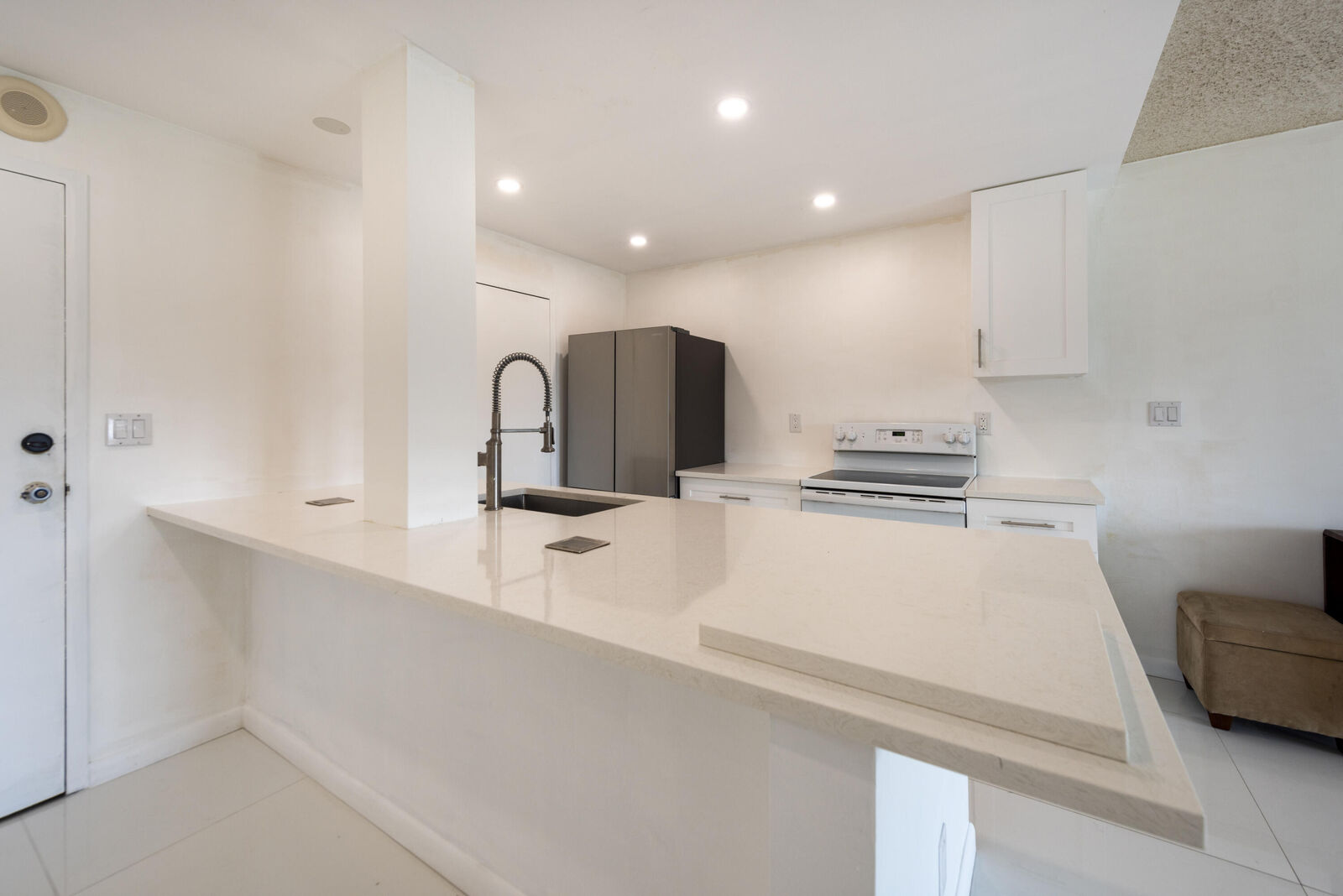 Property Photo:  900 NE 18th Avenue 408  FL 33304 