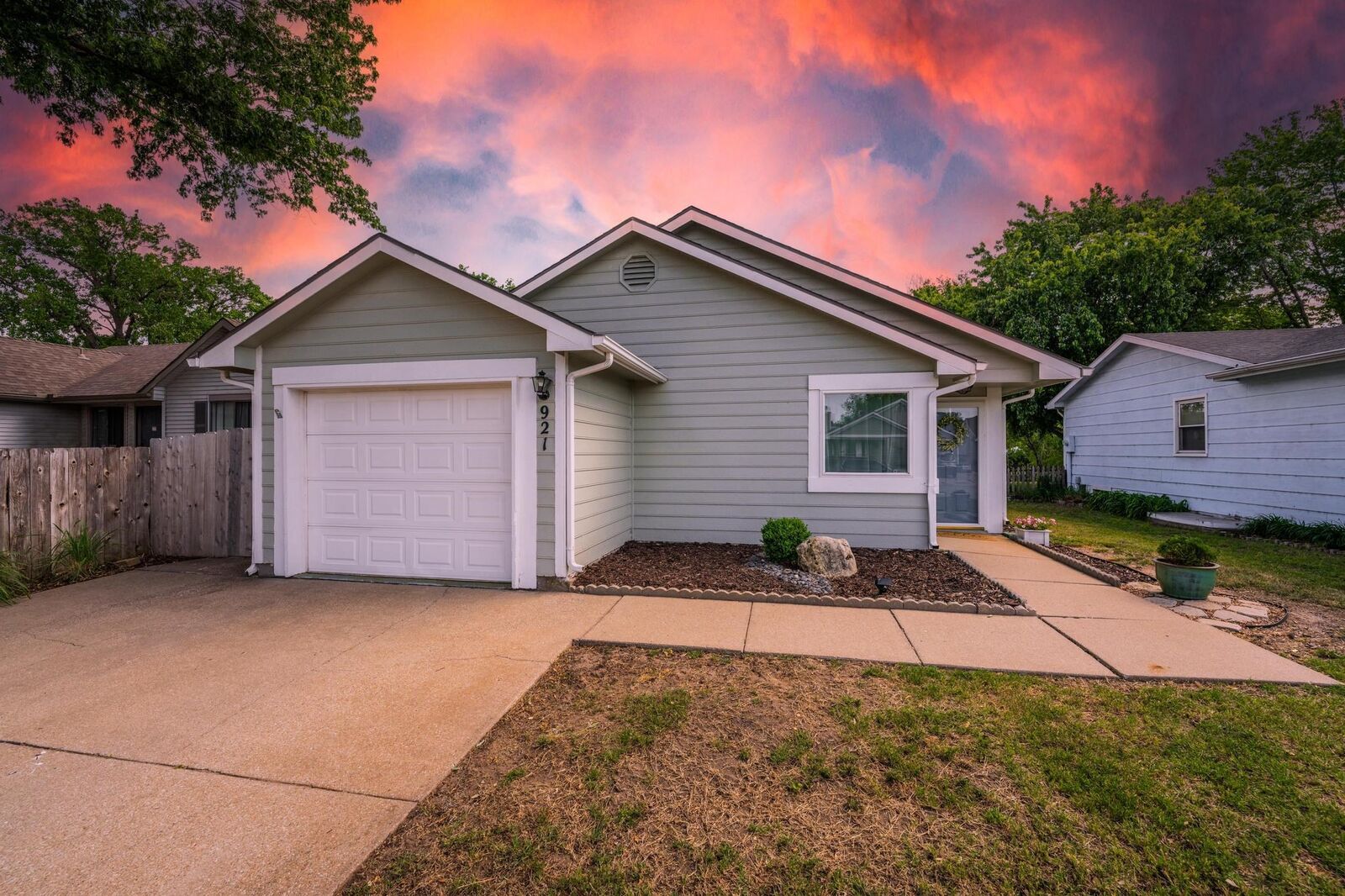 Property Photo:  921 E 52nd St S  KS 67216-3663 