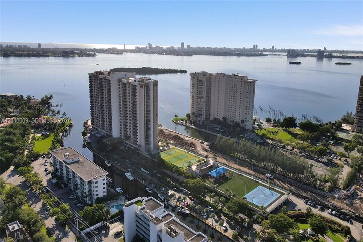 Property Photo:  1800 NE 114th St 1502  FL 33181 