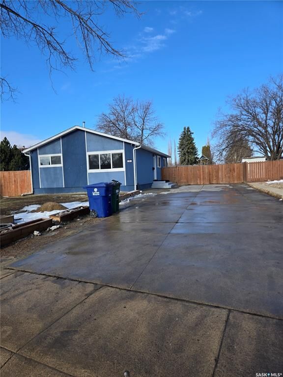 Property Photo:  61 Maxwell Crescent  SK S7L 3Y4 