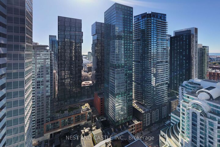327 King Street W 4104 — photo 1