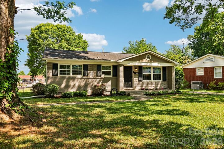 Property Photo:  2809 Albany Lane  NC 28205 
