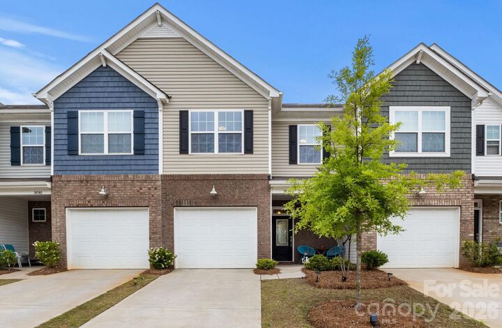 Property Photo: 14136 Castle Nook Drive NC 28273