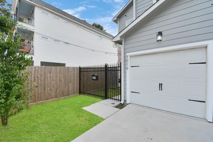 Property Photo:  3019 Elysian Street  TX 77009 