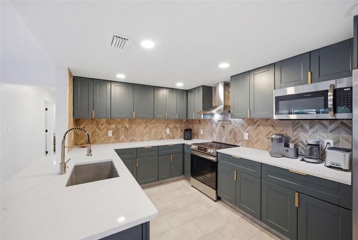 Property Photo:  4014 W Rogers Avenue  FL 33611 
