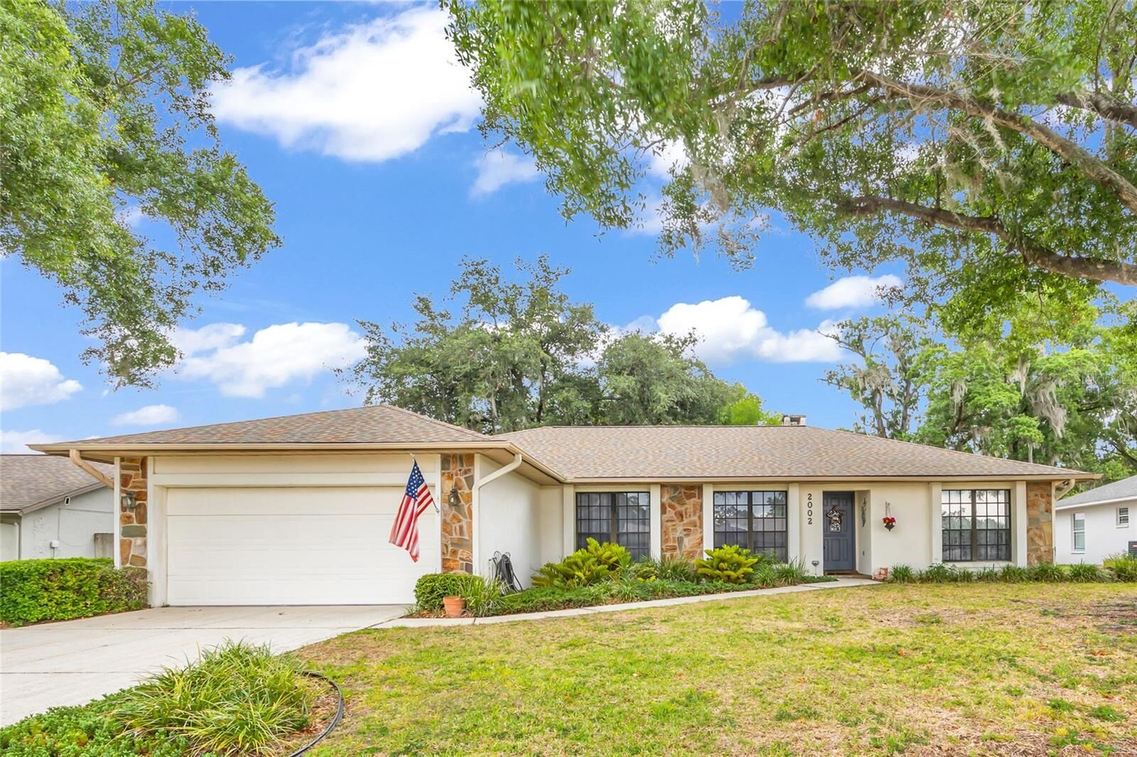 Property Photo:  2002 E Timberlane Drive  FL 33563 