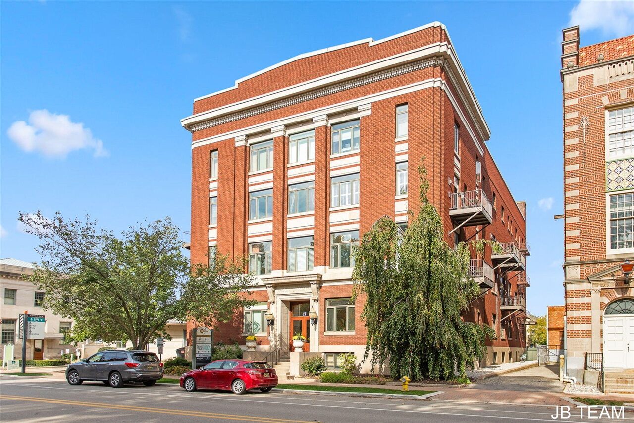Property Photo: 17 W 10th Street 220 MI 49423