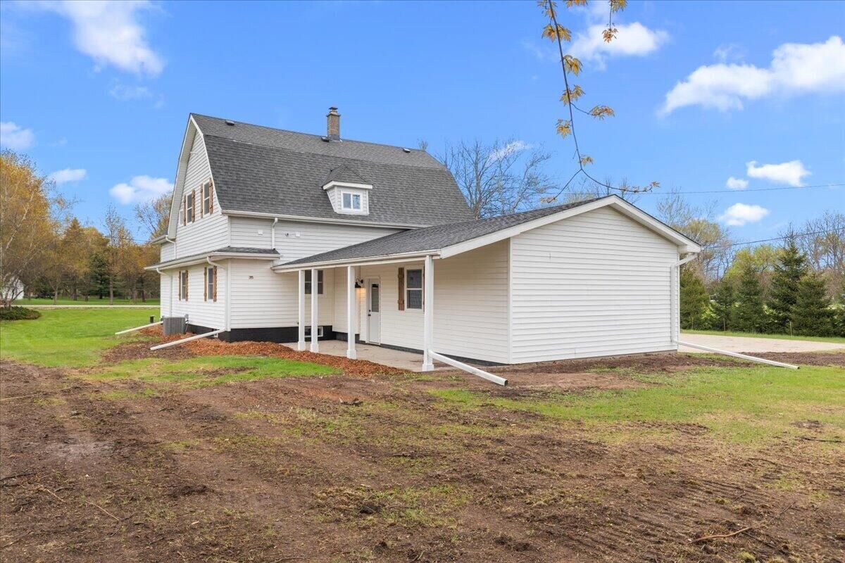Property Photo:  2185 E Newark Dr  WI 53090 