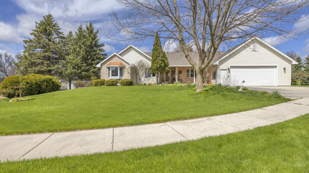 Property Photo:  428 Sandstone Ter  WI 53042 