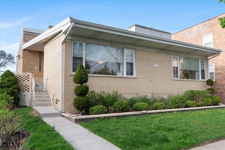Property Photo:  2732 W Estes Avenue  IL 60645 