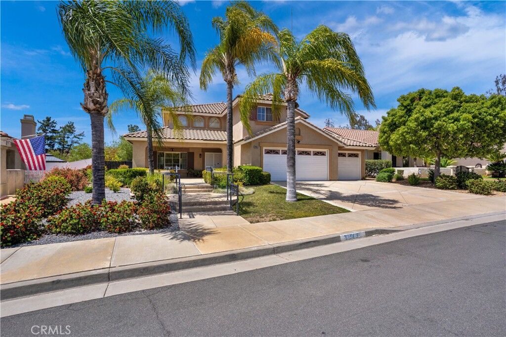 Property Photo:  39963 Via Espana  CA 92562 