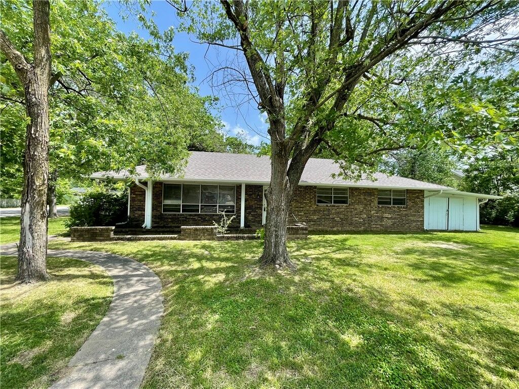 Property Photo:  1607 McRay Avenue  AR 72762 